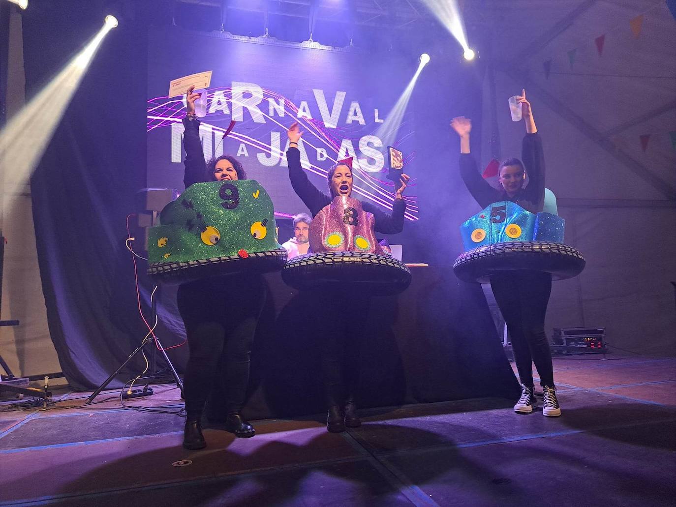 Miajadas celebró su Concurso de disfraces del Carnaval 2023, en el que hubo mucho baile y mucho' cachondeo'. El grupo 'Pista de choque' fue el ganador del primer premio, dotado de 300 euros, mientras que 'DJ's' consiguieron el segundo premio con 200 euros, y 'Desplieque Lolil' se hizo con los 150 euros del tercer premio. 