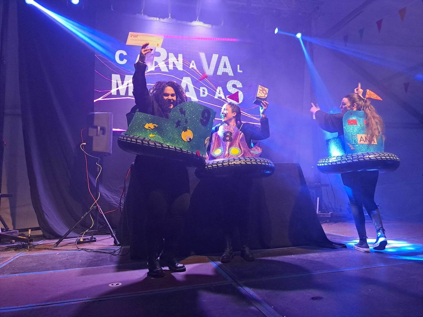 Miajadas celebró su Concurso de disfraces del Carnaval 2023, en el que hubo mucho baile y mucho' cachondeo'. El grupo 'Pista de choque' fue el ganador del primer premio, dotado de 300 euros, mientras que 'DJ's' consiguieron el segundo premio con 200 euros, y 'Desplieque Lolil' se hizo con los 150 euros del tercer premio. 
