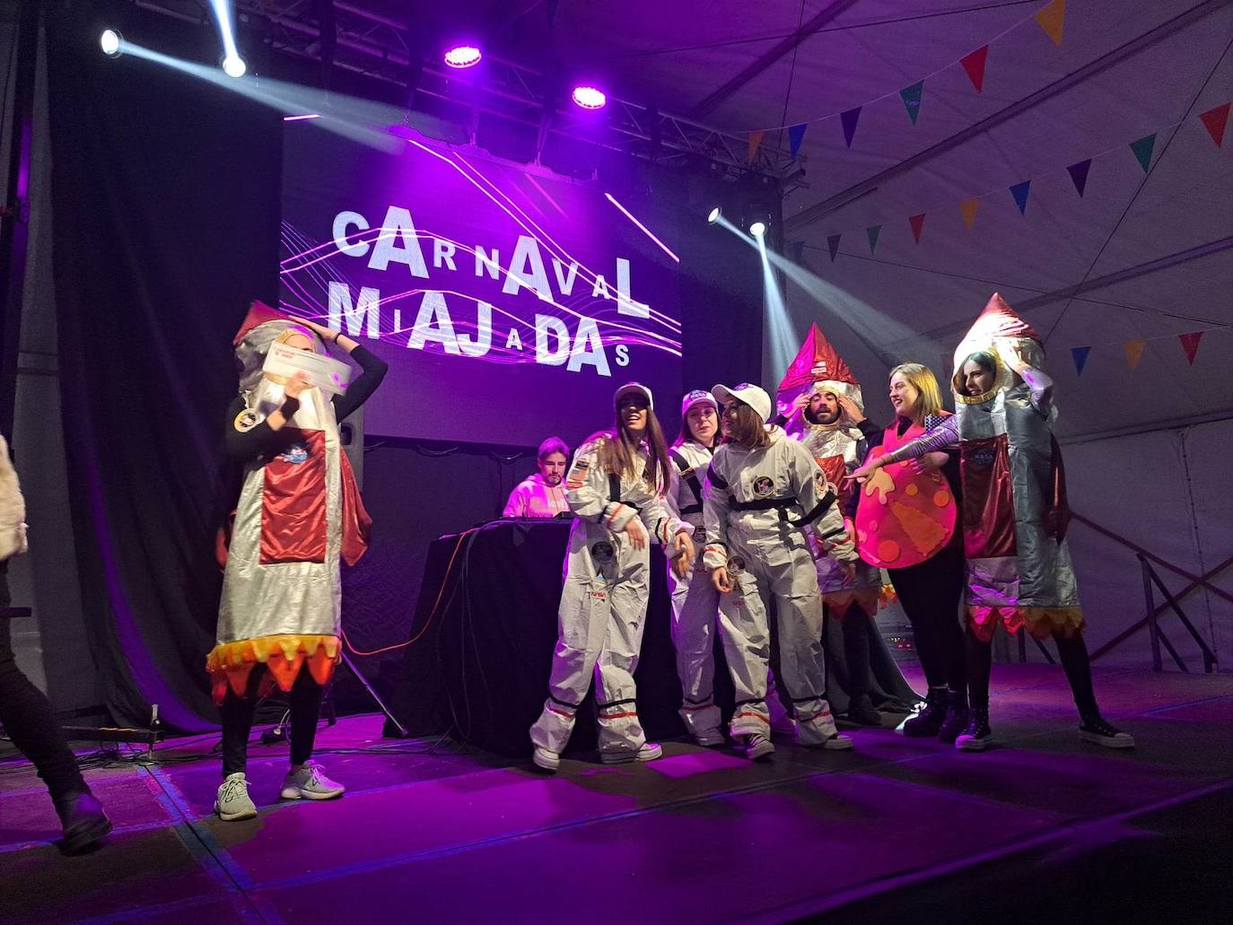 Miajadas celebró su Concurso de disfraces del Carnaval 2023, en el que hubo mucho baile y mucho' cachondeo'. El grupo 'Pista de choque' fue el ganador del primer premio, dotado de 300 euros, mientras que 'DJ's' consiguieron el segundo premio con 200 euros, y 'Desplieque Lolil' se hizo con los 150 euros del tercer premio. 