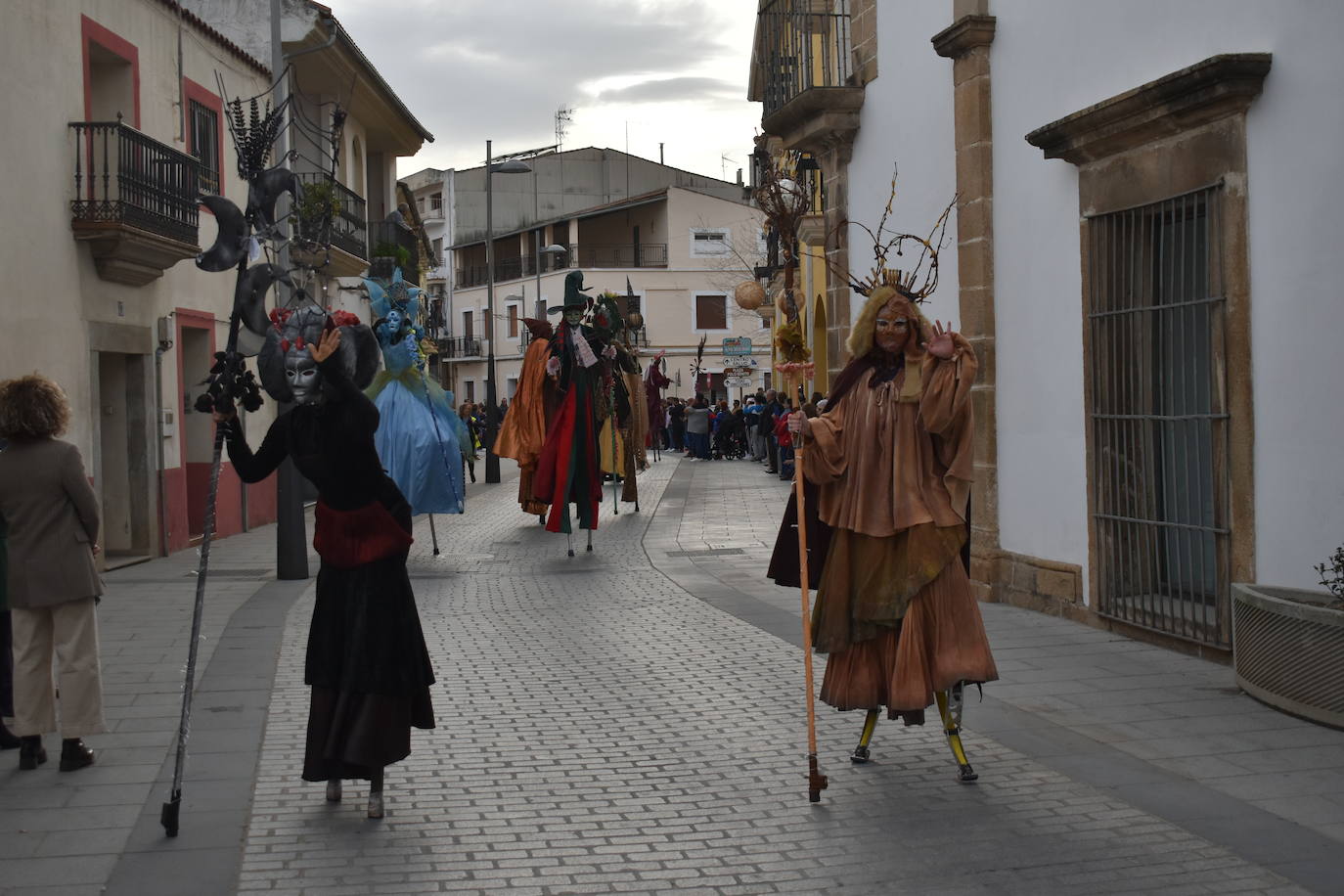 El ritmo, la fantasía y el color del Carnaval llenaron las calles de Miajadas. Más de 700 personas contagiaron su alegría con la mayor diversidad de disfraces y bailes, tanto las comparsas como los participantes individuales y por parejas. Porque sólo el Carnaval es capaz de sacar una sonrisa a todos.
