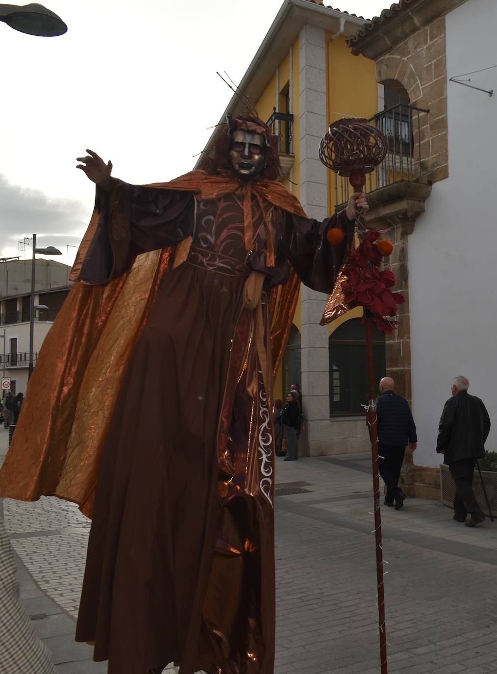 El ritmo, la fantasía y el color del Carnaval llenaron las calles de Miajadas. Más de 700 personas contagiaron su alegría con la mayor diversidad de disfraces y bailes, tanto las comparsas como los participantes individuales y por parejas. Porque sólo el Carnaval es capaz de sacar una sonrisa a todos. 