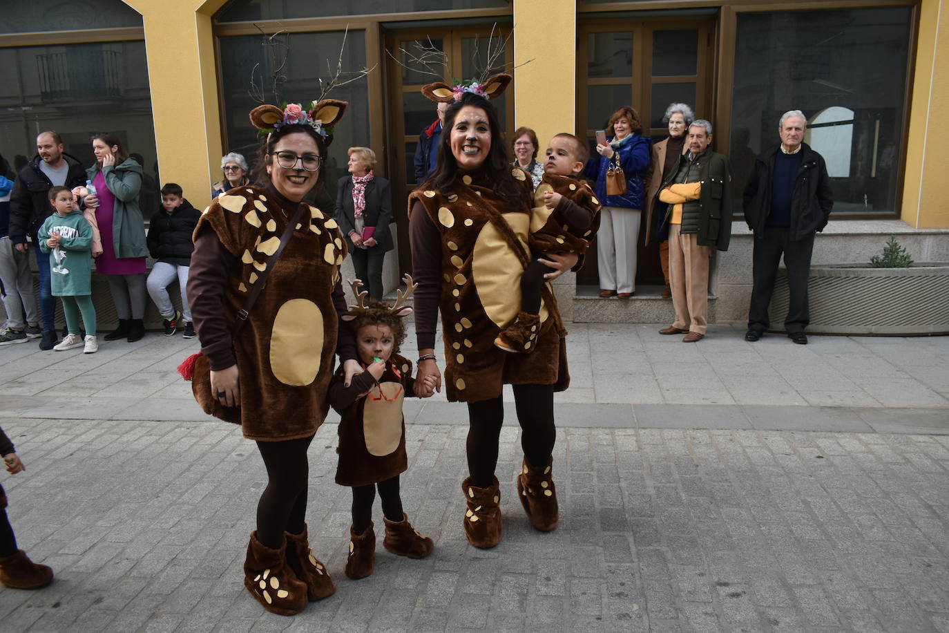 El ritmo, la fantasía y el color del Carnaval llenaron las calles de Miajadas. Más de 700 personas contagiaron su alegría con la mayor diversidad de disfraces y bailes, tanto las comparsas como los participantes individuales y por parejas. Porque sólo el Carnaval es capaz de sacar una sonrisa a todos. 