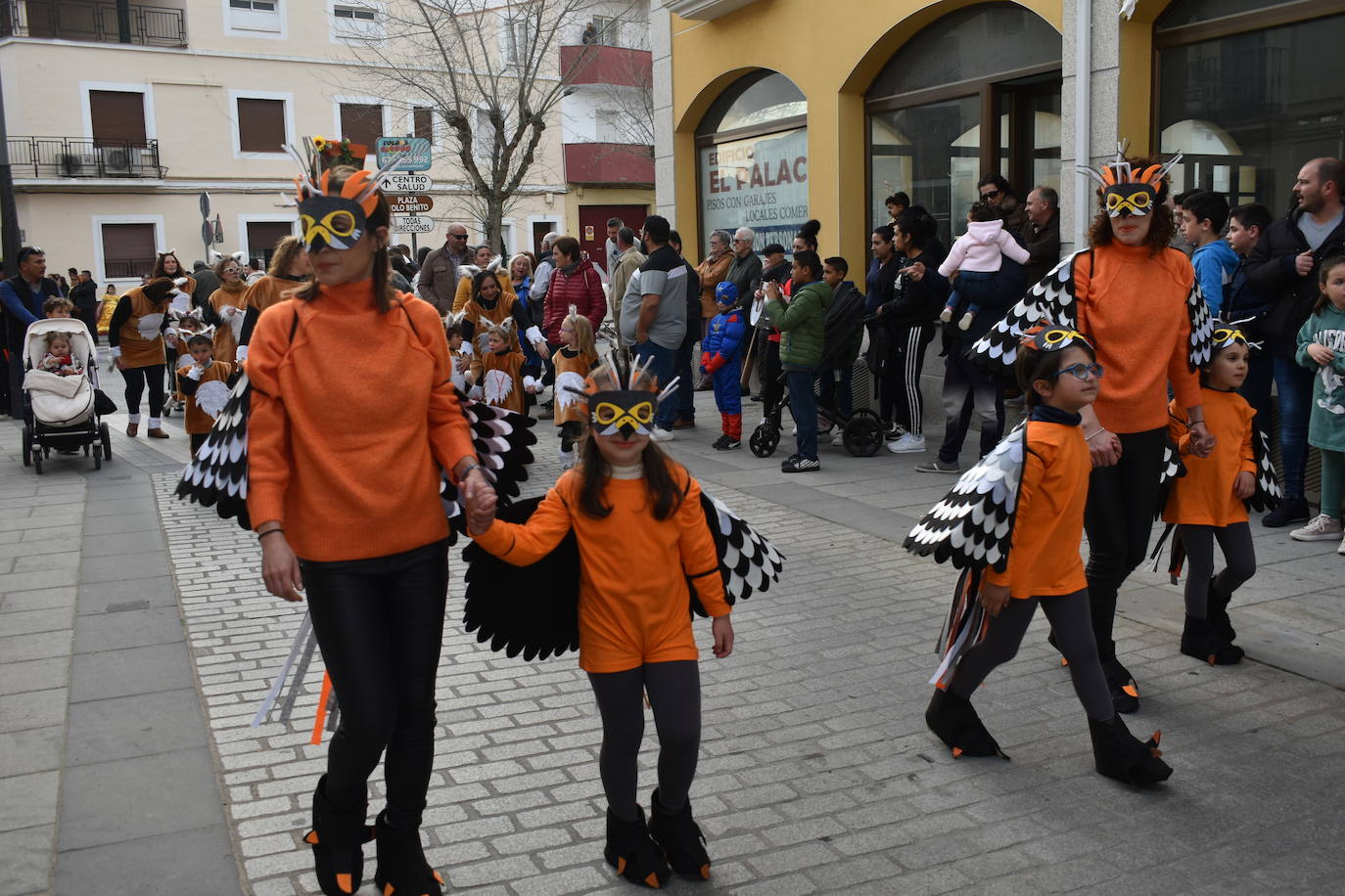 El ritmo, la fantasía y el color del Carnaval llenaron las calles de Miajadas. Más de 700 personas contagiaron su alegría con la mayor diversidad de disfraces y bailes, tanto las comparsas como los participantes individuales y por parejas. Porque sólo el Carnaval es capaz de sacar una sonrisa a todos. 