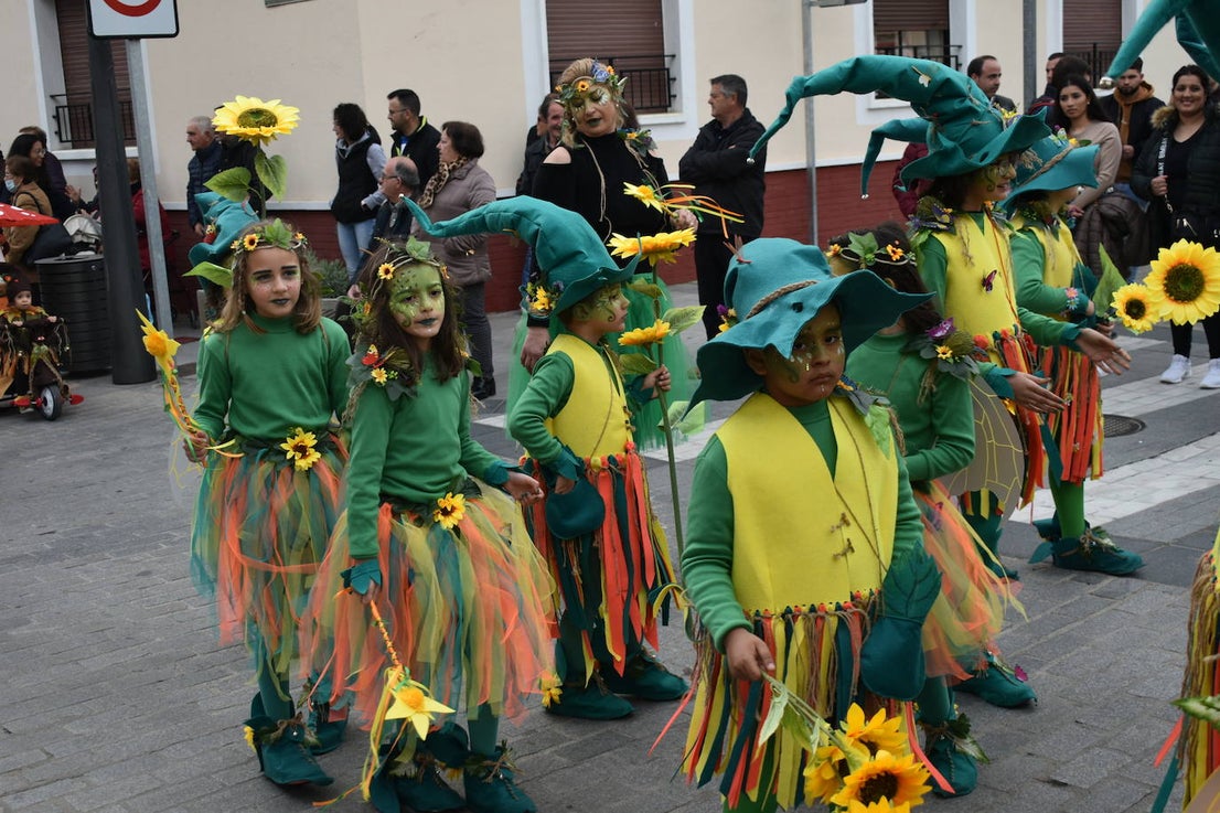 El ritmo, la fantasía y el color del Carnaval llenaron las calles de Miajadas. Más de 700 personas contagiaron su alegría con la mayor diversidad de disfraces y bailes, tanto las comparsas como los participantes individuales y por parejas. Porque sólo el Carnaval es capaz de sacar una sonrisa a todos. 