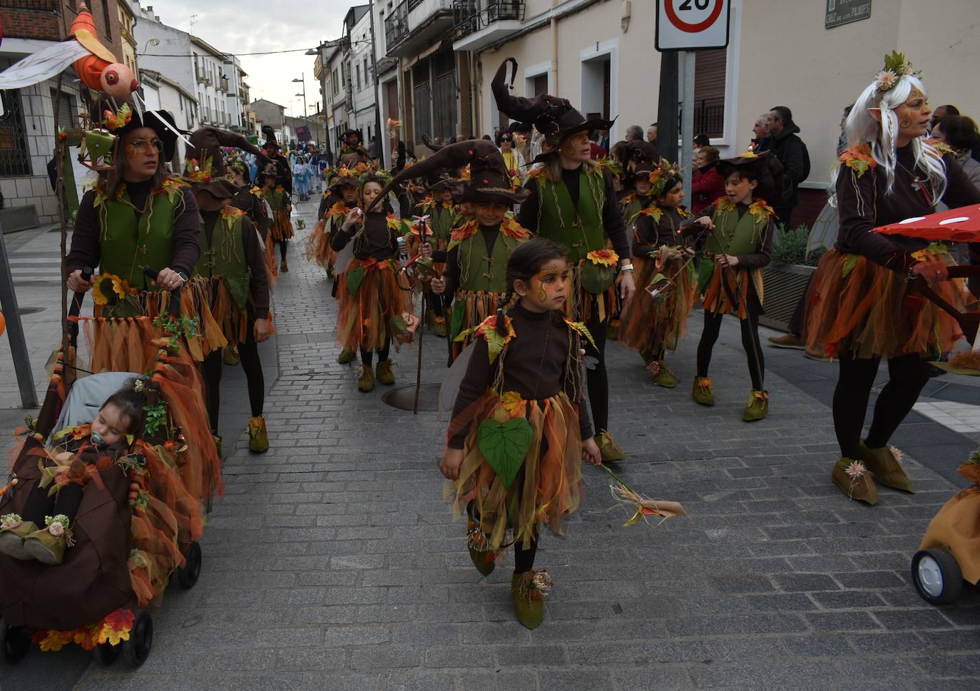El ritmo, la fantasía y el color del Carnaval llenaron las calles de Miajadas. Más de 700 personas contagiaron su alegría con la mayor diversidad de disfraces y bailes, tanto las comparsas como los participantes individuales y por parejas. Porque sólo el Carnaval es capaz de sacar una sonrisa a todos. 
