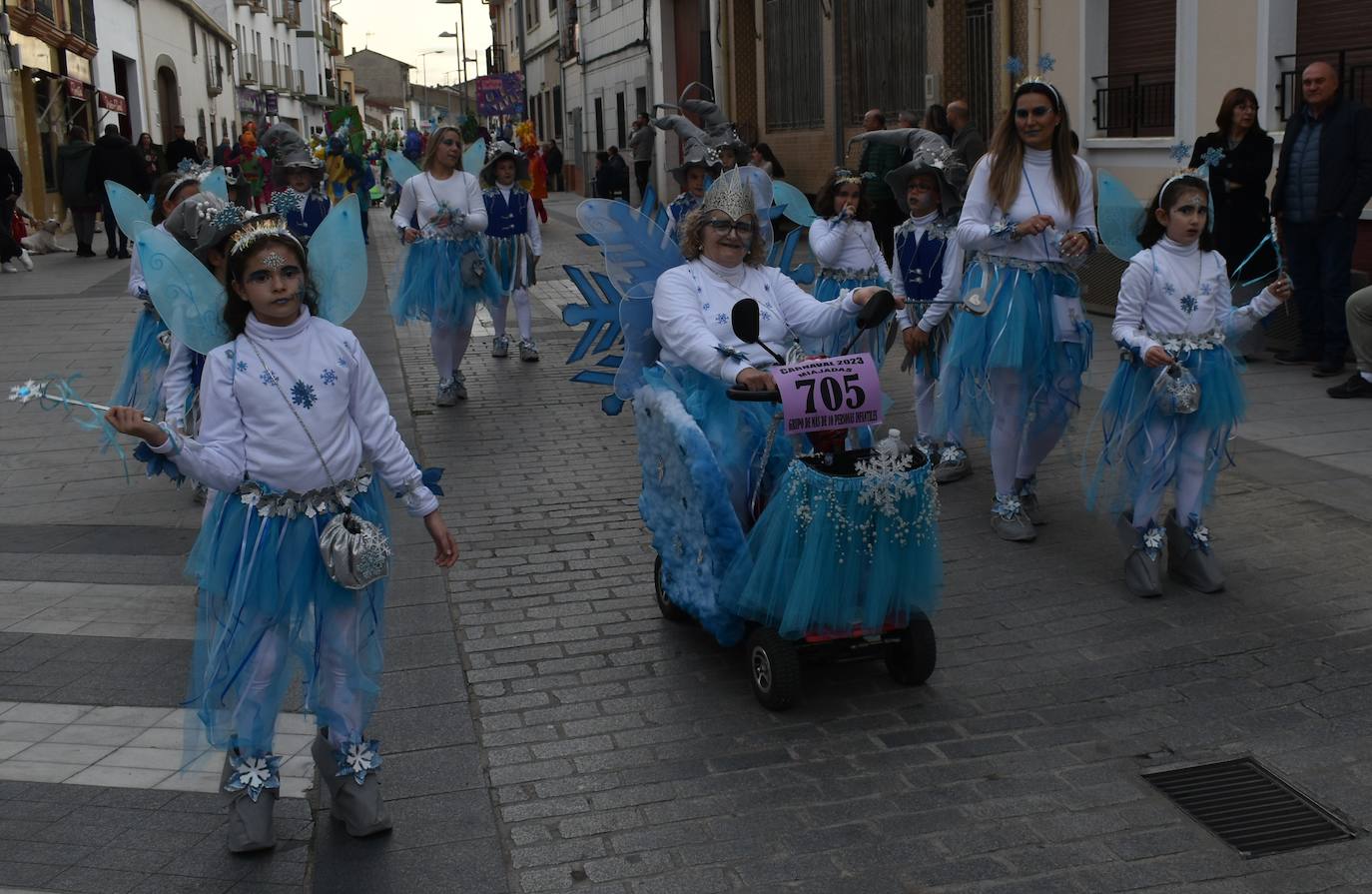 El ritmo, la fantasía y el color del Carnaval llenaron las calles de Miajadas. Más de 700 personas contagiaron su alegría con la mayor diversidad de disfraces y bailes, tanto las comparsas como los participantes individuales y por parejas. Porque sólo el Carnaval es capaz de sacar una sonrisa a todos. 