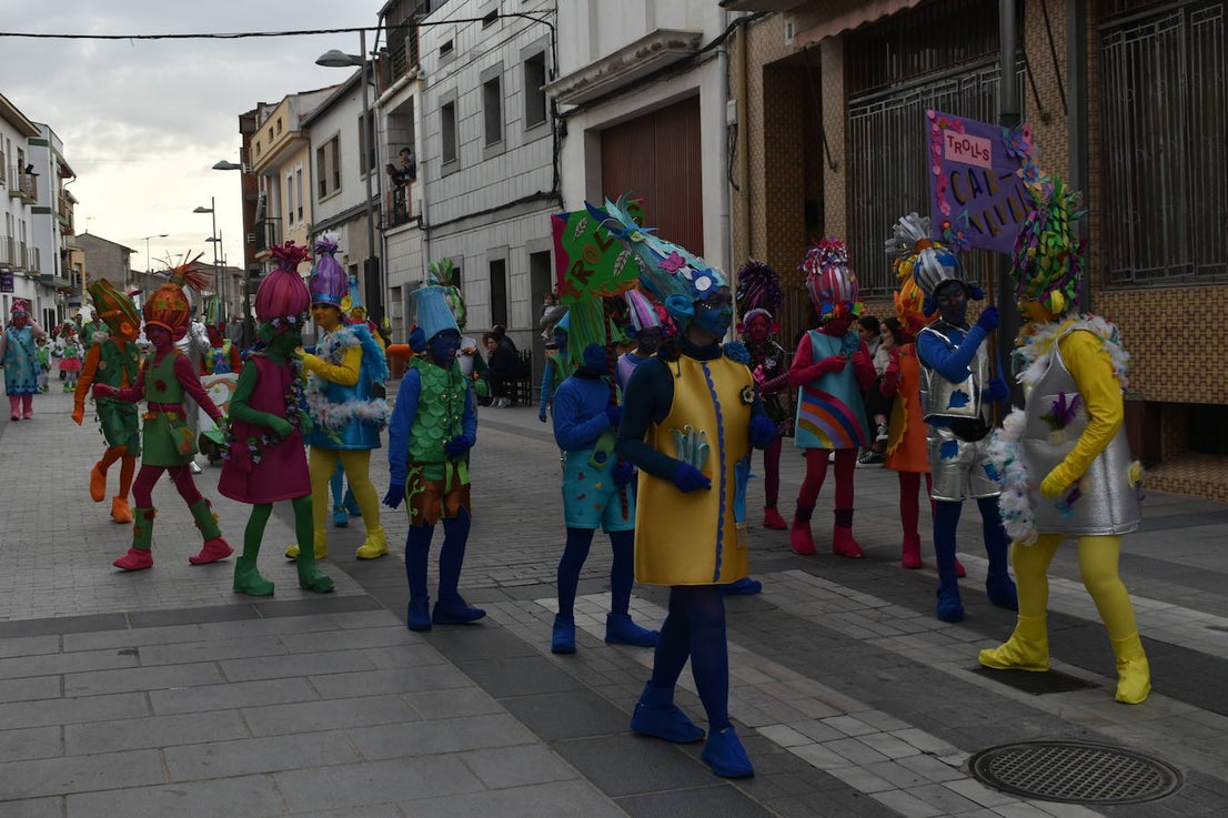 El ritmo, la fantasía y el color del Carnaval llenaron las calles de Miajadas. Más de 700 personas contagiaron su alegría con la mayor diversidad de disfraces y bailes, tanto las comparsas como los participantes individuales y por parejas. Porque sólo el Carnaval es capaz de sacar una sonrisa a todos. 