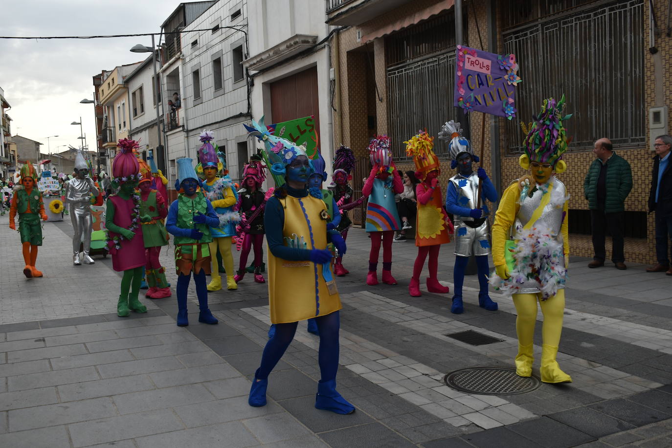 El ritmo, la fantasía y el color del Carnaval llenaron las calles de Miajadas. Más de 700 personas contagiaron su alegría con la mayor diversidad de disfraces y bailes, tanto las comparsas como los participantes individuales y por parejas. Porque sólo el Carnaval es capaz de sacar una sonrisa a todos. 