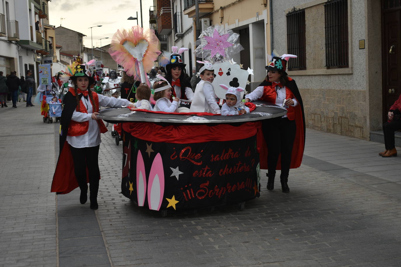El ritmo, la fantasía y el color del Carnaval llenaron las calles de Miajadas. Más de 700 personas contagiaron su alegría con la mayor diversidad de disfraces y bailes, tanto las comparsas como los participantes individuales y por parejas. Porque sólo el Carnaval es capaz de sacar una sonrisa a todos. 