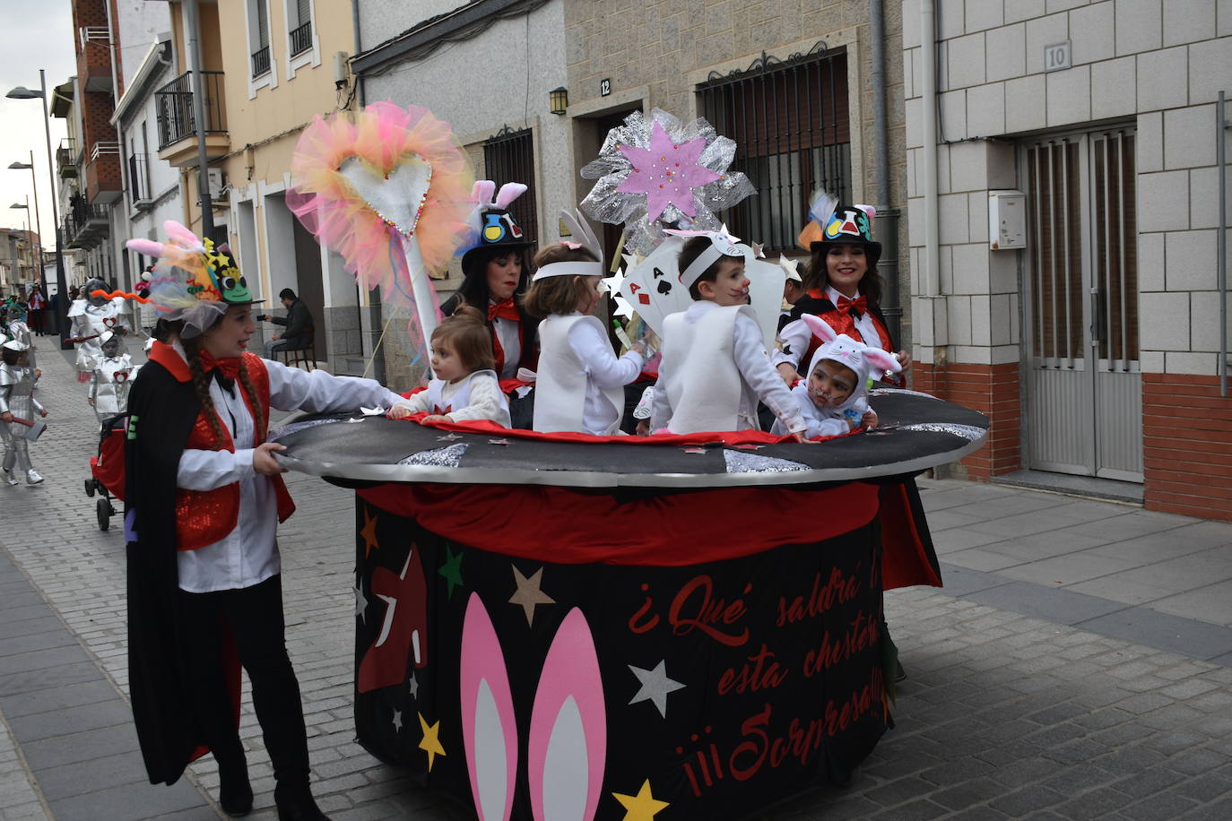 El ritmo, la fantasía y el color del Carnaval llenaron las calles de Miajadas. Más de 700 personas contagiaron su alegría con la mayor diversidad de disfraces y bailes, tanto las comparsas como los participantes individuales y por parejas. Porque sólo el Carnaval es capaz de sacar una sonrisa a todos. 