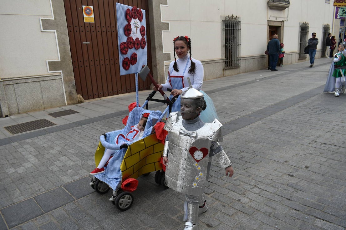 El ritmo, la fantasía y el color del Carnaval llenaron las calles de Miajadas. Más de 700 personas contagiaron su alegría con la mayor diversidad de disfraces y bailes, tanto las comparsas como los participantes individuales y por parejas. Porque sólo el Carnaval es capaz de sacar una sonrisa a todos. 