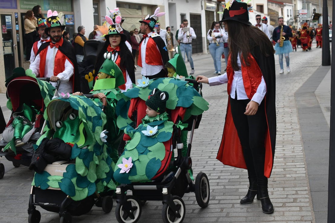 El ritmo, la fantasía y el color del Carnaval llenaron las calles de Miajadas. Más de 700 personas contagiaron su alegría con la mayor diversidad de disfraces y bailes, tanto las comparsas como los participantes individuales y por parejas. Porque sólo el Carnaval es capaz de sacar una sonrisa a todos. 