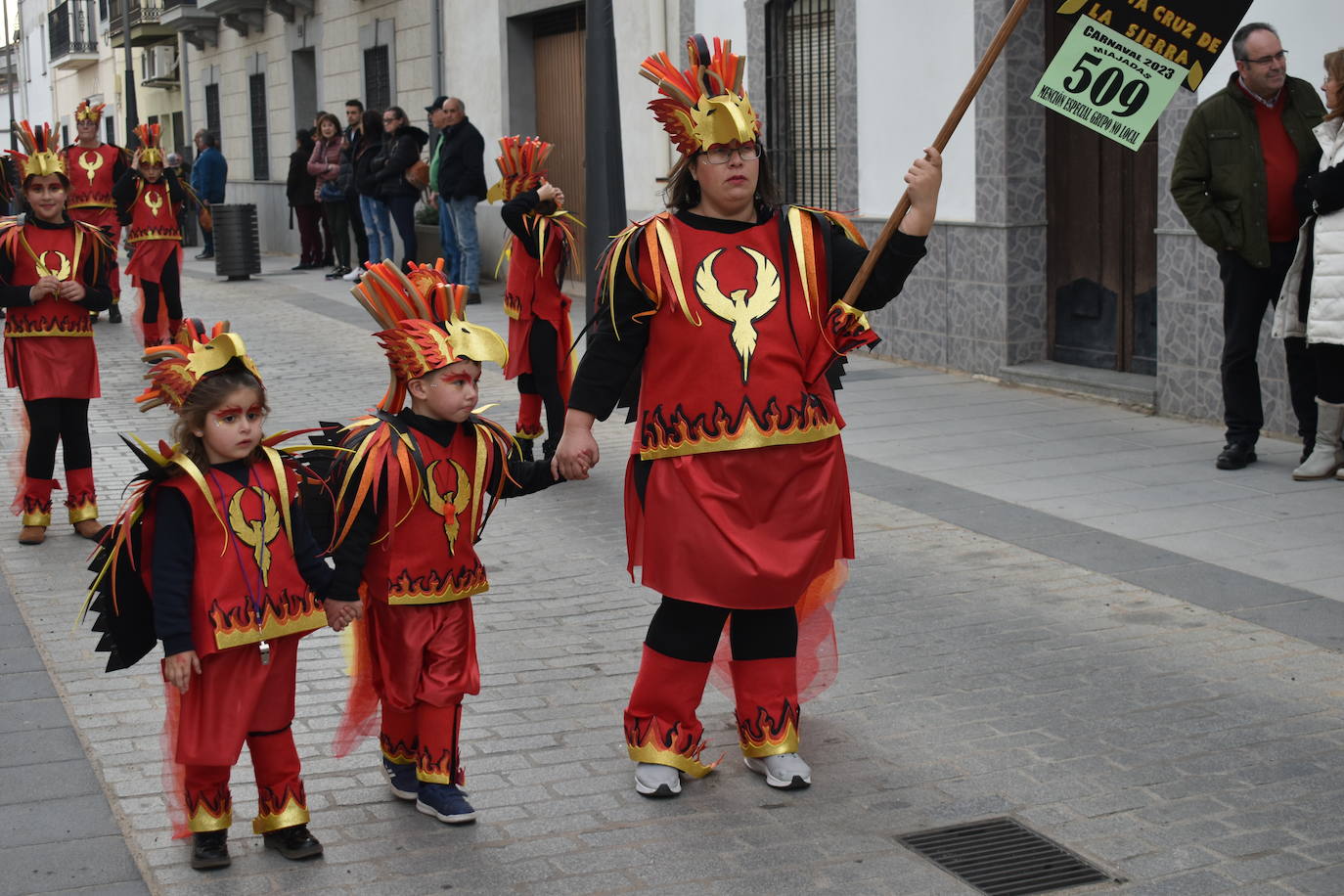 El ritmo, la fantasía y el color del Carnaval llenaron las calles de Miajadas. Más de 700 personas contagiaron su alegría con la mayor diversidad de disfraces y bailes, tanto las comparsas como los participantes individuales y por parejas. Porque sólo el Carnaval es capaz de sacar una sonrisa a todos. 