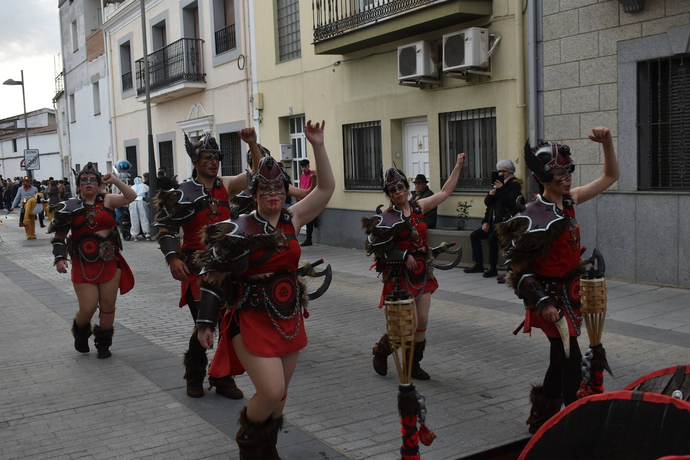 El ritmo, la fantasía y el color del Carnaval llenaron las calles de Miajadas. Más de 700 personas contagiaron su alegría con la mayor diversidad de disfraces y bailes, tanto las comparsas como los participantes individuales y por parejas. Porque sólo el Carnaval es capaz de sacar una sonrisa a todos. 