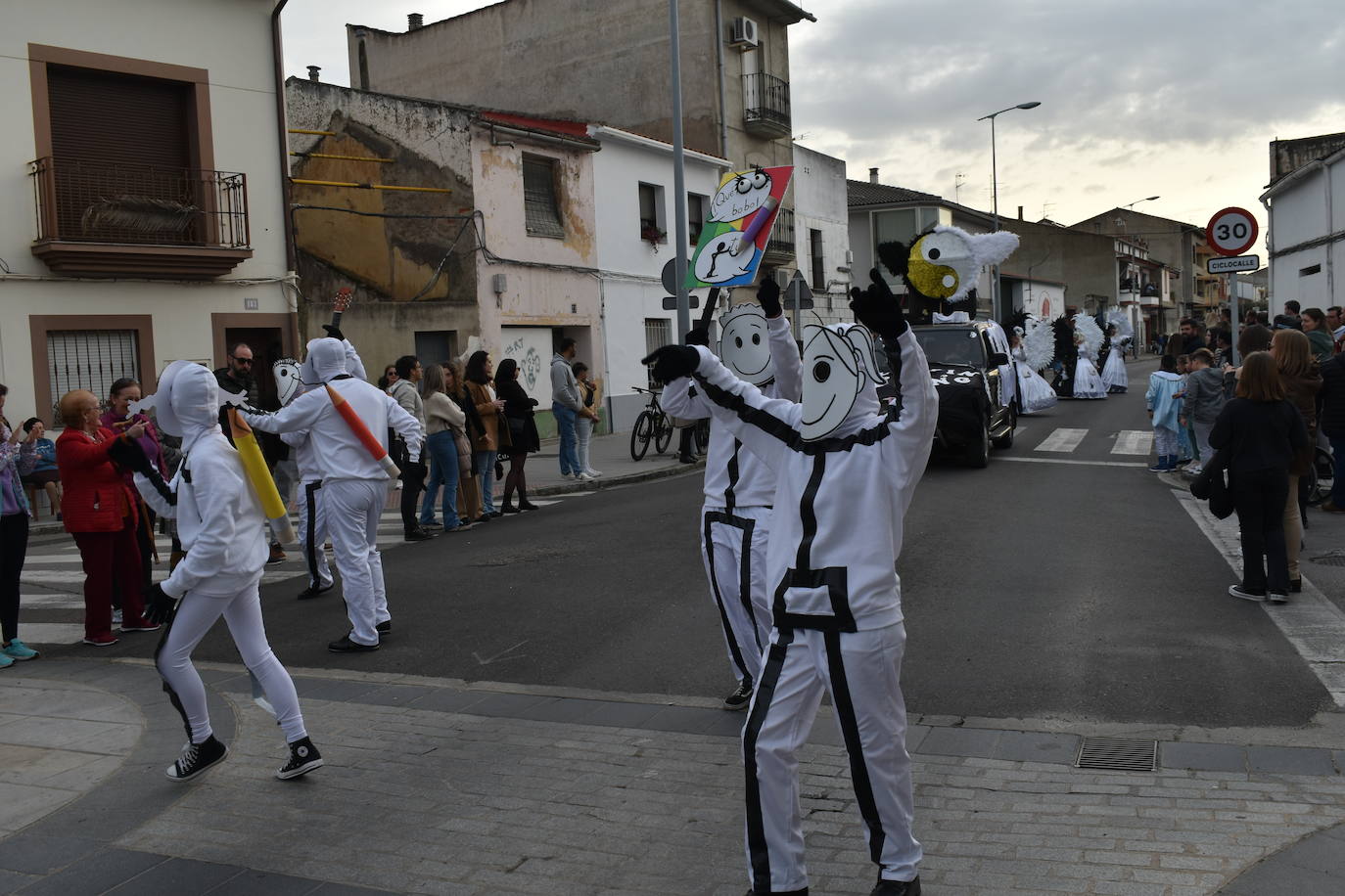 El ritmo, la fantasía y el color del Carnaval llenaron las calles de Miajadas. Más de 700 personas contagiaron su alegría con la mayor diversidad de disfraces y bailes, tanto las comparsas como los participantes individuales y por parejas. Porque sólo el Carnaval es capaz de sacar una sonrisa a todos. 