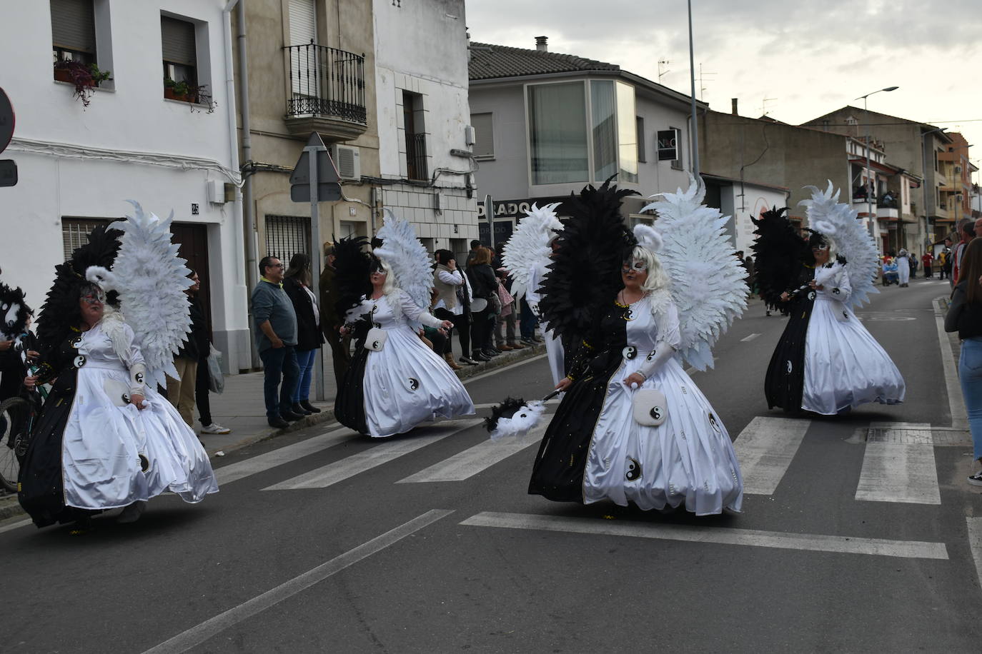 El ritmo, la fantasía y el color del Carnaval llenaron las calles de Miajadas. Más de 700 personas contagiaron su alegría con la mayor diversidad de disfraces y bailes, tanto las comparsas como los participantes individuales y por parejas. Porque sólo el Carnaval es capaz de sacar una sonrisa a todos. 