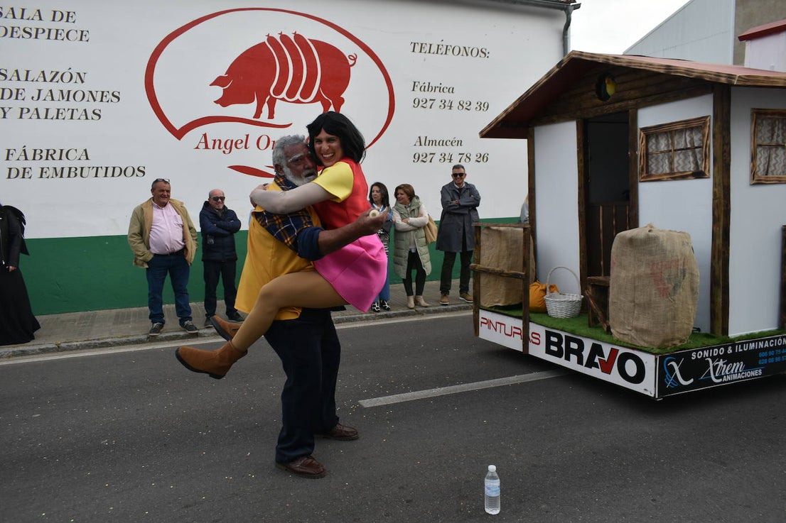 El ritmo, la fantasía y el color del Carnaval llenaron las calles de Miajadas. Más de 700 personas contagiaron su alegría con la mayor diversidad de disfraces y bailes, tanto las comparsas como los participantes individuales y por parejas. Porque sólo el Carnaval es capaz de sacar una sonrisa a todos. 