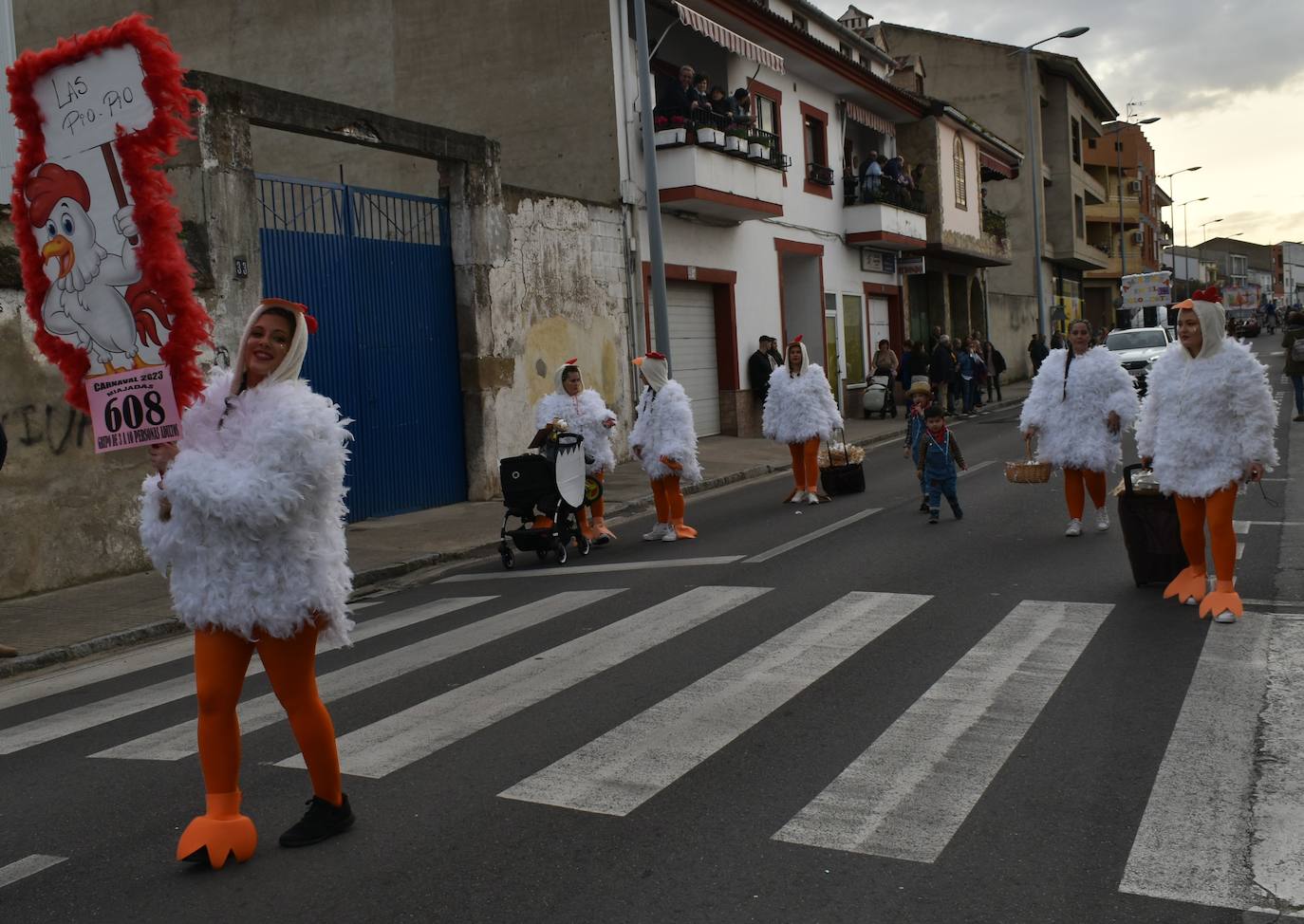 El ritmo, la fantasía y el color del Carnaval llenaron las calles de Miajadas. Más de 700 personas contagiaron su alegría con la mayor diversidad de disfraces y bailes, tanto las comparsas como los participantes individuales y por parejas. Porque sólo el Carnaval es capaz de sacar una sonrisa a todos. 