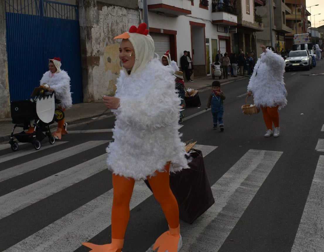 El ritmo, la fantasía y el color del Carnaval llenaron las calles de Miajadas. Más de 700 personas contagiaron su alegría con la mayor diversidad de disfraces y bailes, tanto las comparsas como los participantes individuales y por parejas. Porque sólo el Carnaval es capaz de sacar una sonrisa a todos. 