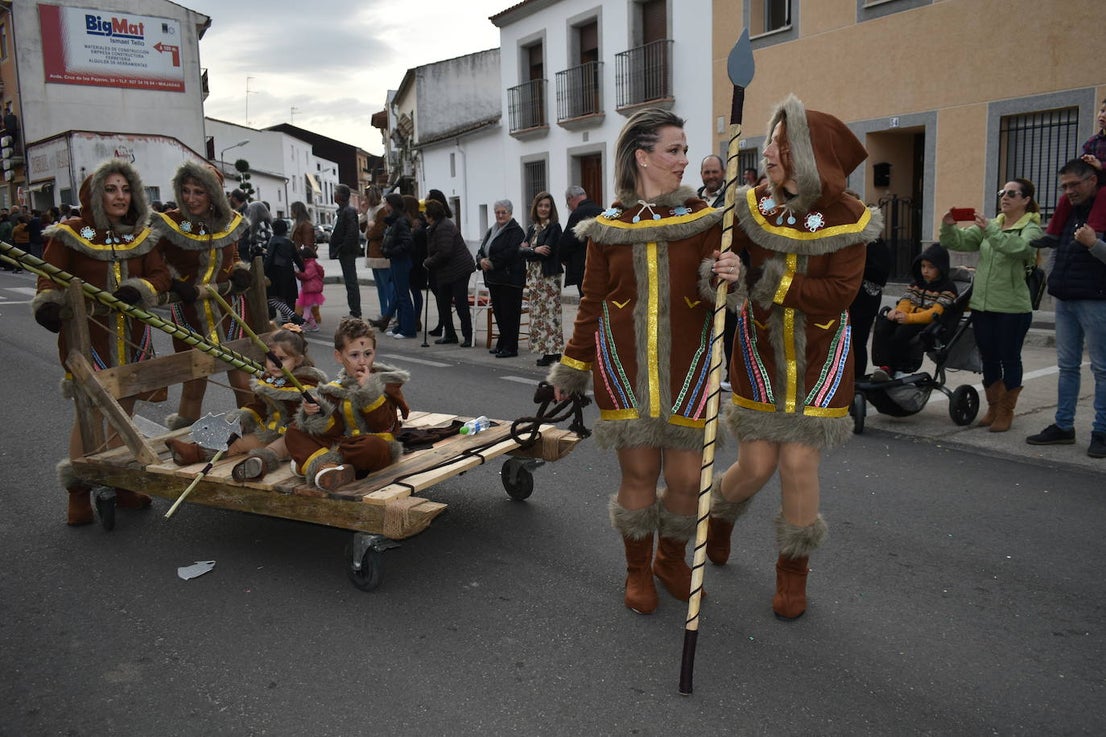 El ritmo, la fantasía y el color del Carnaval llenaron las calles de Miajadas. Más de 700 personas contagiaron su alegría con la mayor diversidad de disfraces y bailes, tanto las comparsas como los participantes individuales y por parejas. Porque sólo el Carnaval es capaz de sacar una sonrisa a todos. 