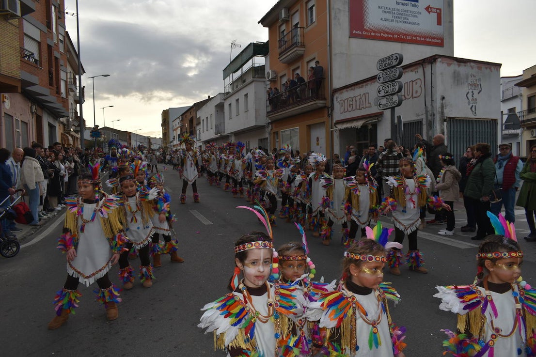 El ritmo, la fantasía y el color del Carnaval llenaron las calles de Miajadas. Más de 700 personas contagiaron su alegría con la mayor diversidad de disfraces y bailes, tanto las comparsas como los participantes individuales y por parejas. Porque sólo el Carnaval es capaz de sacar una sonrisa a todos. 