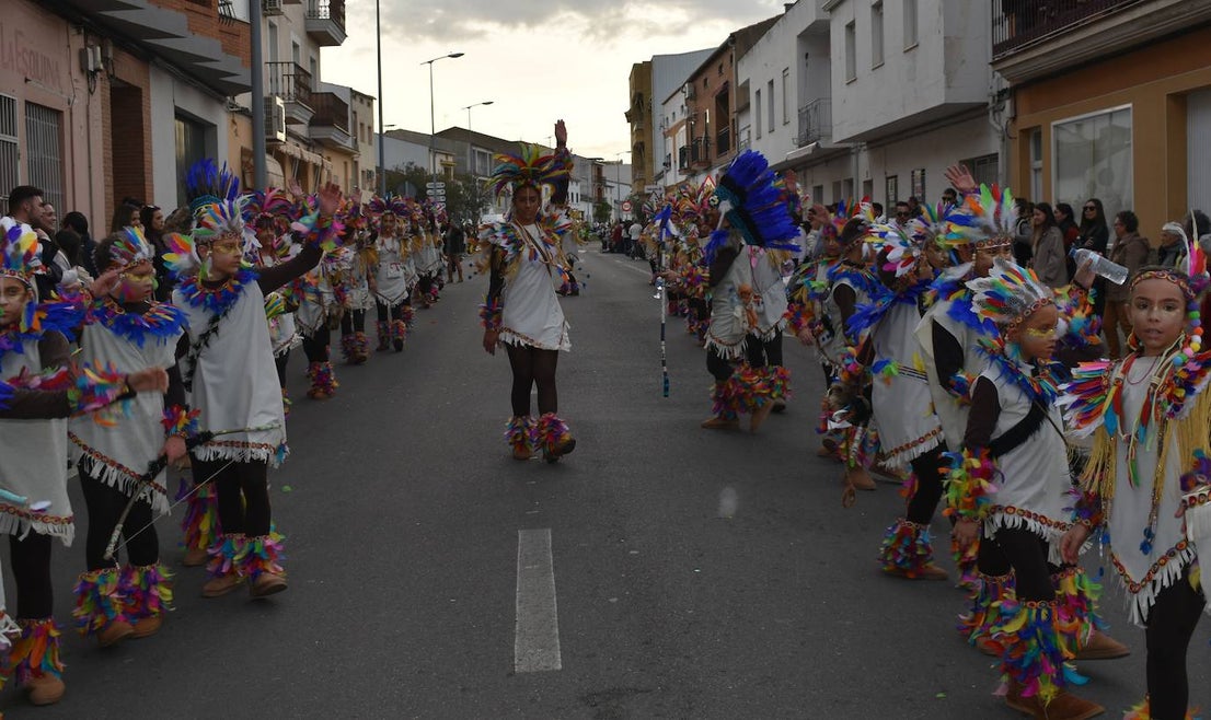 El ritmo, la fantasía y el color del Carnaval llenaron las calles de Miajadas. Más de 700 personas contagiaron su alegría con la mayor diversidad de disfraces y bailes, tanto las comparsas como los participantes individuales y por parejas. Porque sólo el Carnaval es capaz de sacar una sonrisa a todos. 