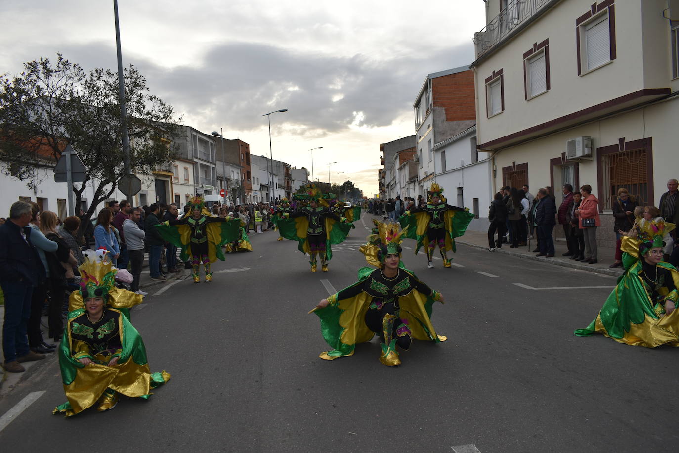 El ritmo, la fantasía y el color del Carnaval llenaron las calles de Miajadas. Más de 700 personas contagiaron su alegría con la mayor diversidad de disfraces y bailes, tanto las comparsas como los participantes individuales y por parejas. Porque sólo el Carnaval es capaz de sacar una sonrisa a todos. 