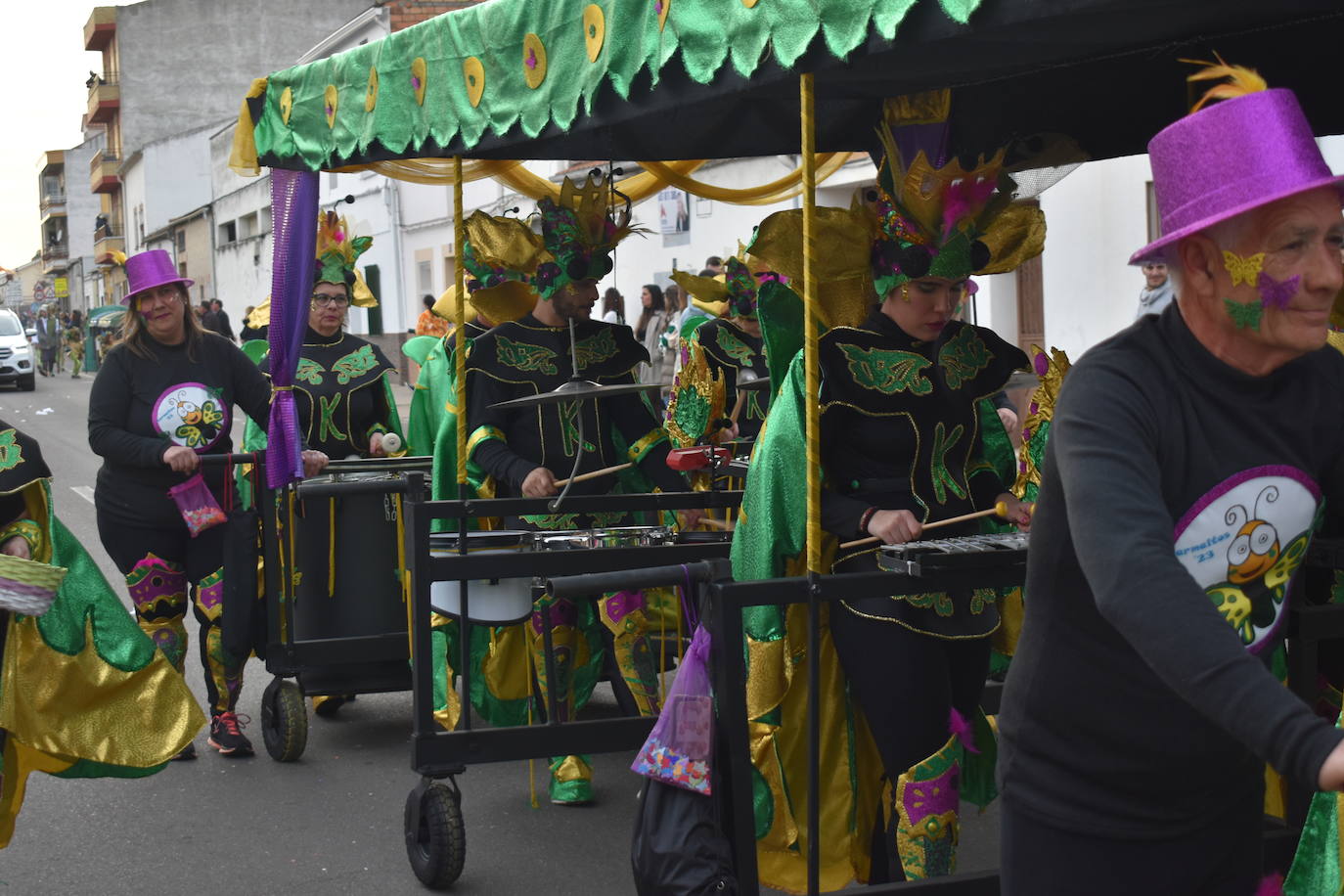 El ritmo, la fantasía y el color del Carnaval llenaron las calles de Miajadas. Más de 700 personas contagiaron su alegría con la mayor diversidad de disfraces y bailes, tanto las comparsas como los participantes individuales y por parejas. Porque sólo el Carnaval es capaz de sacar una sonrisa a todos. 