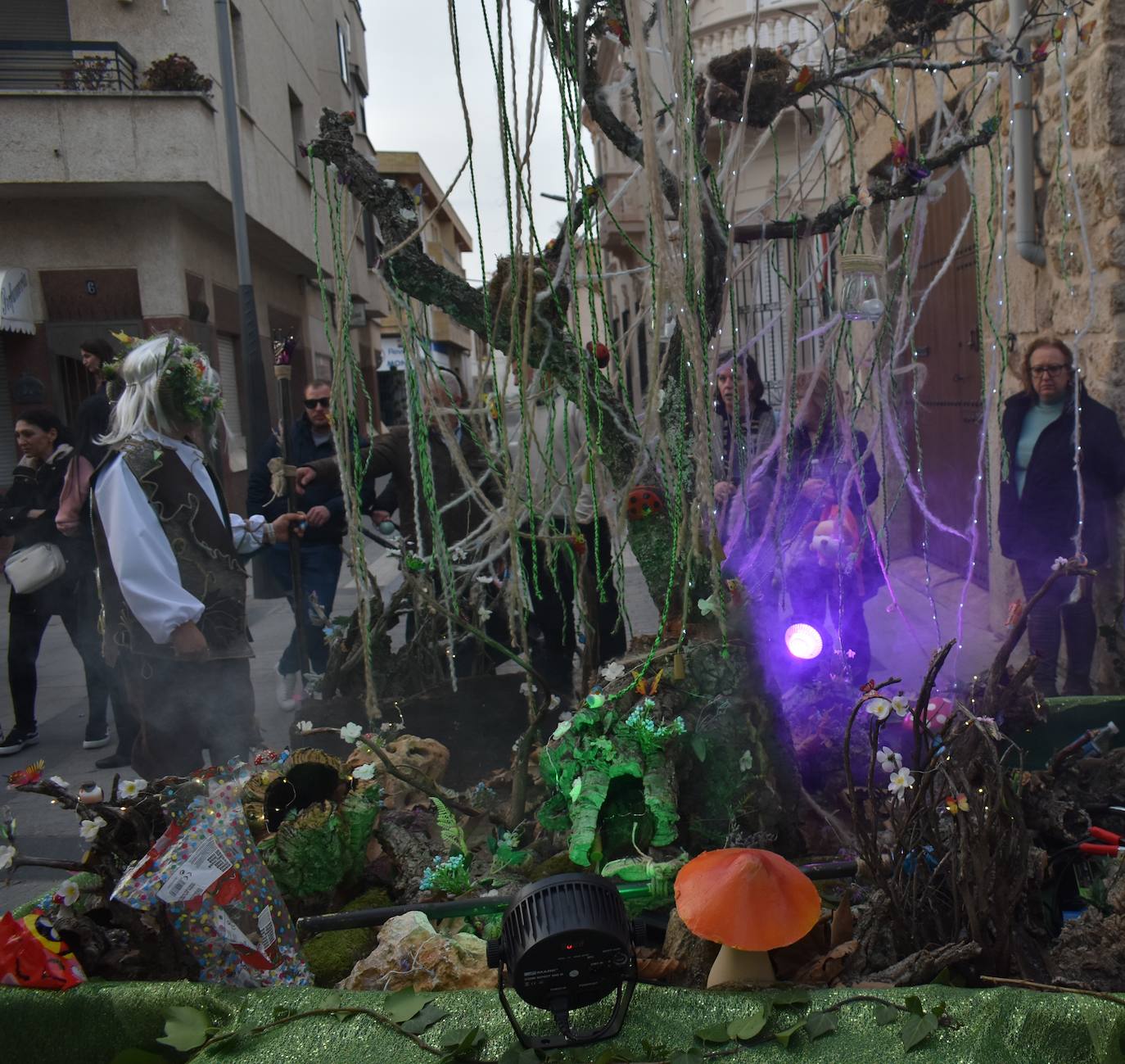 El ritmo, la fantasía y el color del Carnaval llenaron las calles de Miajadas. Más de 700 personas contagiaron su alegría con la mayor diversidad de disfraces y bailes, tanto las comparsas como los participantes individuales y por parejas. Porque sólo el Carnaval es capaz de sacar una sonrisa a todos. 