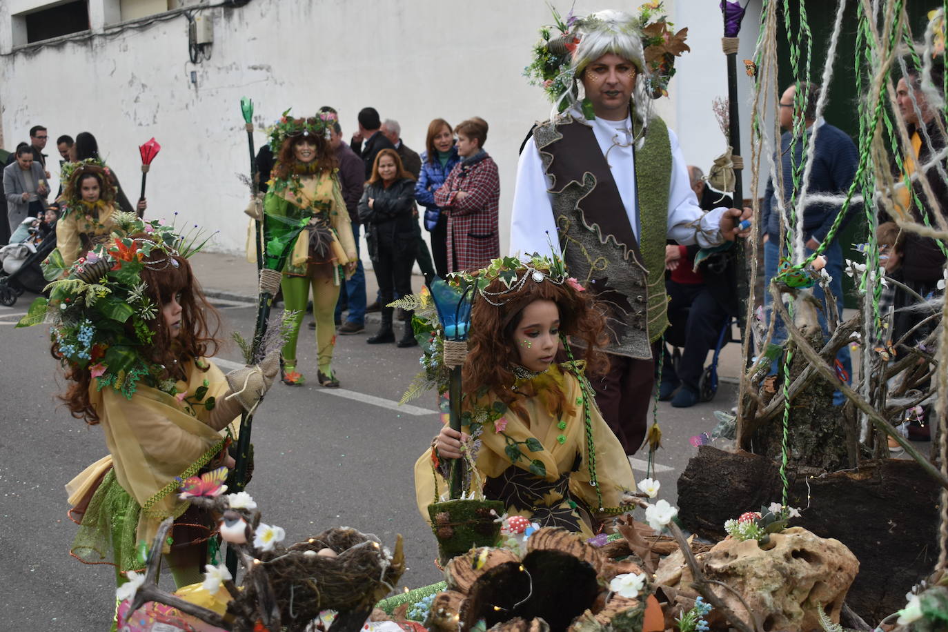 El ritmo, la fantasía y el color del Carnaval llenaron las calles de Miajadas. Más de 700 personas contagiaron su alegría con la mayor diversidad de disfraces y bailes, tanto las comparsas como los participantes individuales y por parejas. Porque sólo el Carnaval es capaz de sacar una sonrisa a todos. 