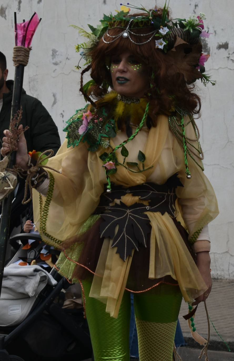 El ritmo, la fantasía y el color del Carnaval llenaron las calles de Miajadas. Más de 700 personas contagiaron su alegría con la mayor diversidad de disfraces y bailes, tanto las comparsas como los participantes individuales y por parejas. Porque sólo el Carnaval es capaz de sacar una sonrisa a todos. 
