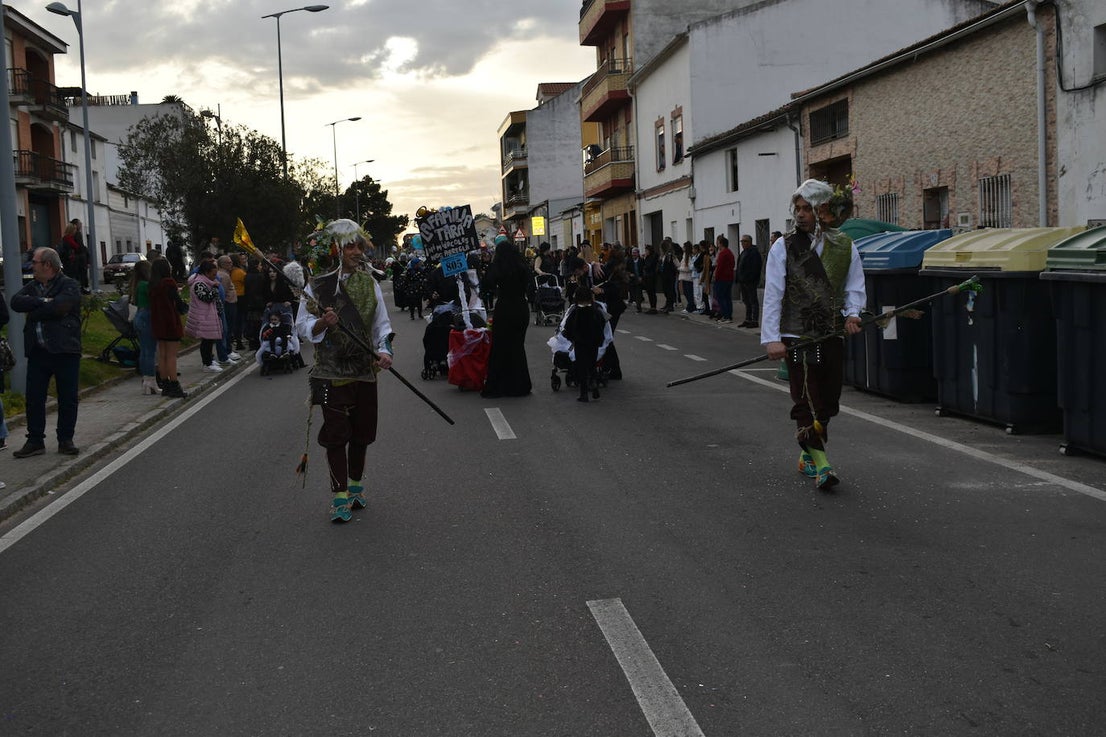 El ritmo, la fantasía y el color del Carnaval llenaron las calles de Miajadas. Más de 700 personas contagiaron su alegría con la mayor diversidad de disfraces y bailes, tanto las comparsas como los participantes individuales y por parejas. Porque sólo el Carnaval es capaz de sacar una sonrisa a todos. 