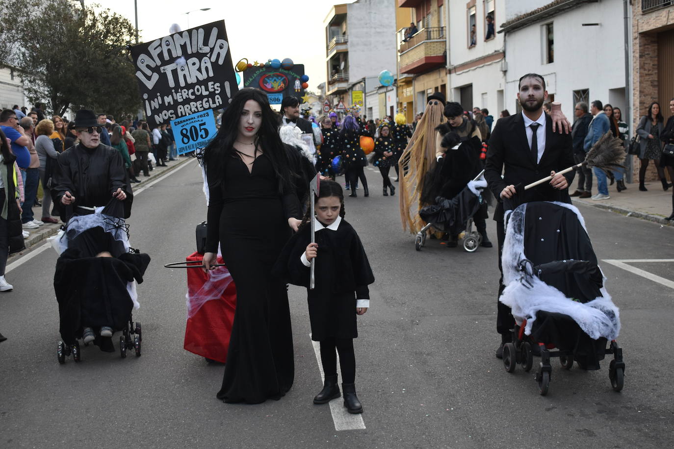 El ritmo, la fantasía y el color del Carnaval llenaron las calles de Miajadas. Más de 700 personas contagiaron su alegría con la mayor diversidad de disfraces y bailes, tanto las comparsas como los participantes individuales y por parejas. Porque sólo el Carnaval es capaz de sacar una sonrisa a todos. 