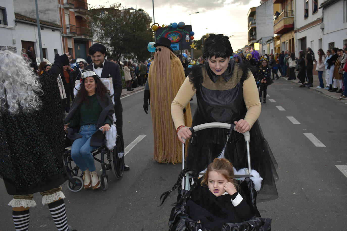 El ritmo, la fantasía y el color del Carnaval llenaron las calles de Miajadas. Más de 700 personas contagiaron su alegría con la mayor diversidad de disfraces y bailes, tanto las comparsas como los participantes individuales y por parejas. Porque sólo el Carnaval es capaz de sacar una sonrisa a todos. 