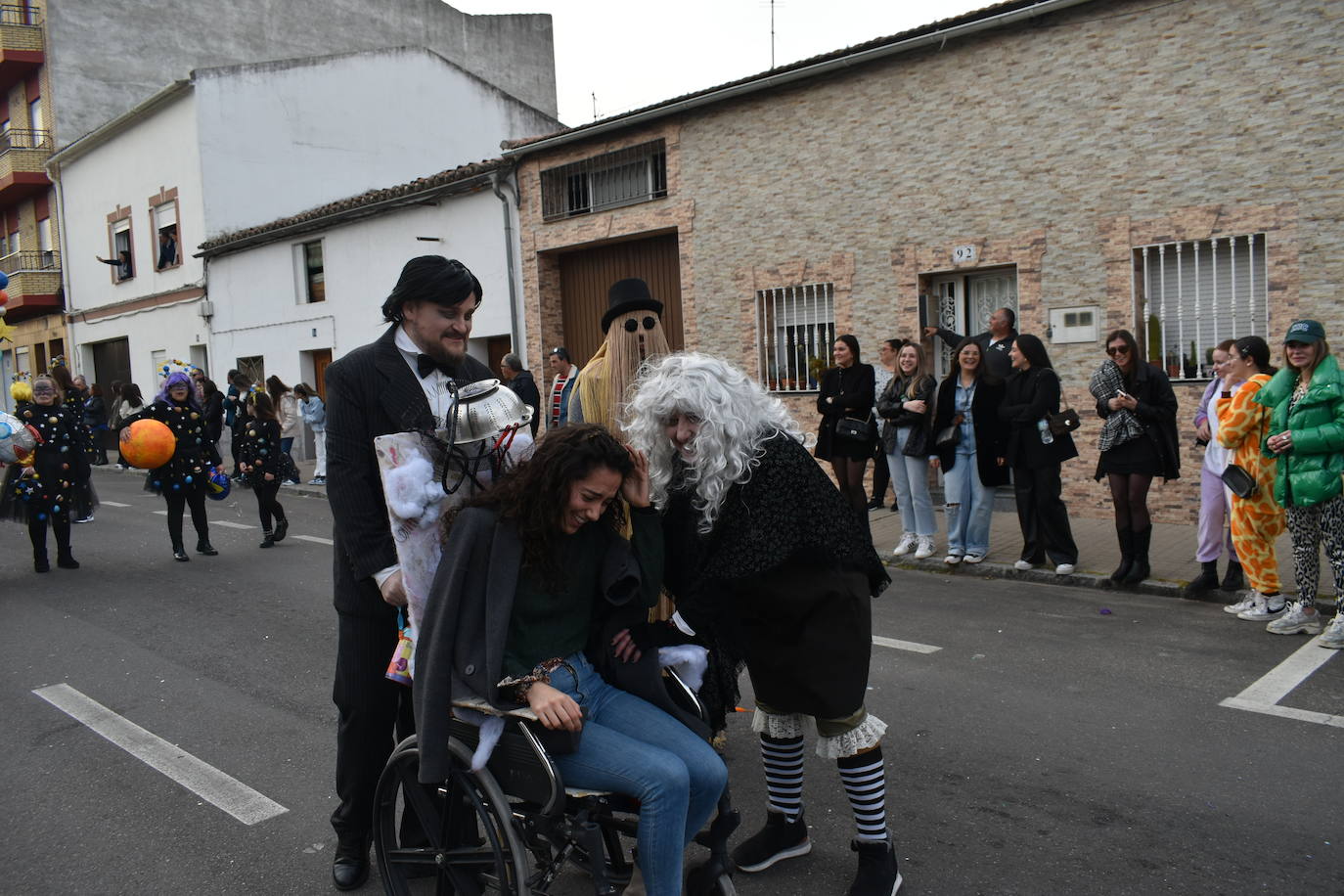 El ritmo, la fantasía y el color del Carnaval llenaron las calles de Miajadas. Más de 700 personas contagiaron su alegría con la mayor diversidad de disfraces y bailes, tanto las comparsas como los participantes individuales y por parejas. Porque sólo el Carnaval es capaz de sacar una sonrisa a todos. 