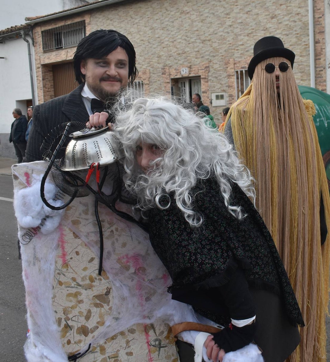 El ritmo, la fantasía y el color del Carnaval llenaron las calles de Miajadas. Más de 700 personas contagiaron su alegría con la mayor diversidad de disfraces y bailes, tanto las comparsas como los participantes individuales y por parejas. Porque sólo el Carnaval es capaz de sacar una sonrisa a todos. 
