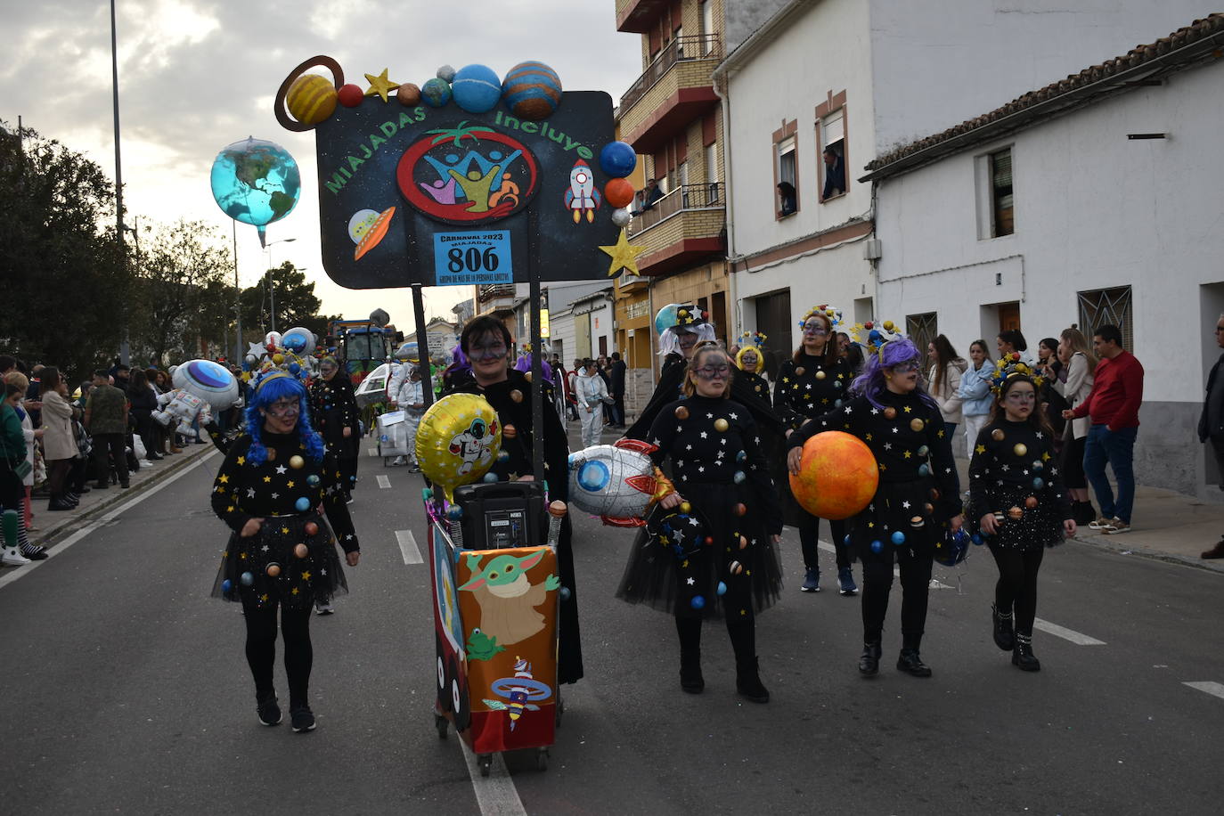 El ritmo, la fantasía y el color del Carnaval llenaron las calles de Miajadas. Más de 700 personas contagiaron su alegría con la mayor diversidad de disfraces y bailes, tanto las comparsas como los participantes individuales y por parejas. Porque sólo el Carnaval es capaz de sacar una sonrisa a todos. 