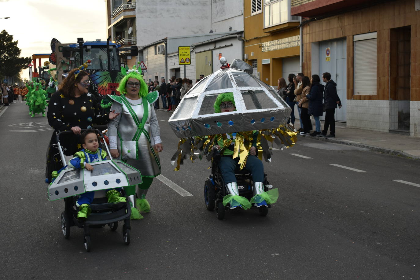 El ritmo, la fantasía y el color del Carnaval llenaron las calles de Miajadas. Más de 700 personas contagiaron su alegría con la mayor diversidad de disfraces y bailes, tanto las comparsas como los participantes individuales y por parejas. Porque sólo el Carnaval es capaz de sacar una sonrisa a todos. 
