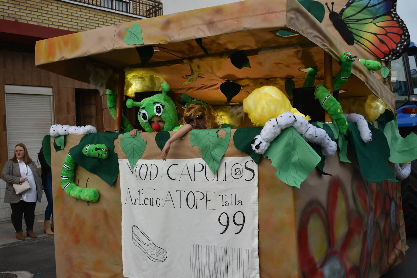El ritmo, la fantasía y el color del Carnaval llenaron las calles de Miajadas. Más de 700 personas contagiaron su alegría con la mayor diversidad de disfraces y bailes, tanto las comparsas como los participantes individuales y por parejas. Porque sólo el Carnaval es capaz de sacar una sonrisa a todos. 