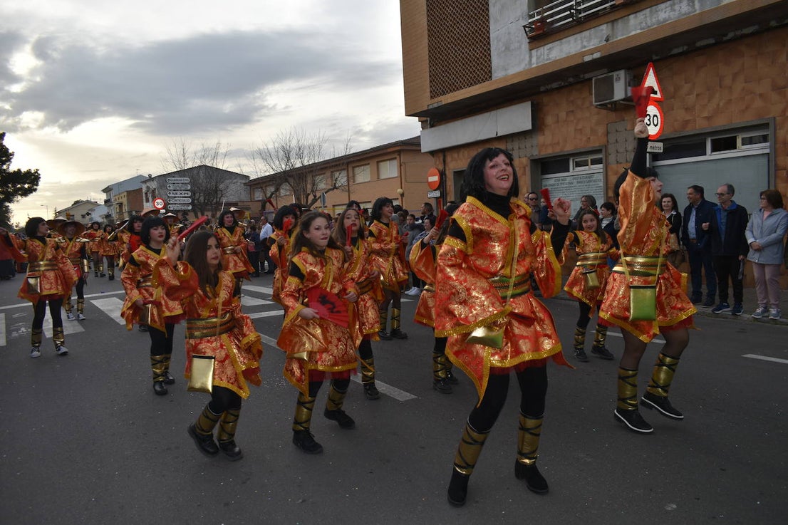 El ritmo, la fantasía y el color del Carnaval llenaron las calles de Miajadas. Más de 700 personas contagiaron su alegría con la mayor diversidad de disfraces y bailes, tanto las comparsas como los participantes individuales y por parejas. Porque sólo el Carnaval es capaz de sacar una sonrisa a todos. 