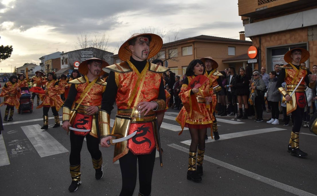 El ritmo, la fantasía y el color del Carnaval llenaron las calles de Miajadas. Más de 700 personas contagiaron su alegría con la mayor diversidad de disfraces y bailes, tanto las comparsas como los participantes individuales y por parejas. Porque sólo el Carnaval es capaz de sacar una sonrisa a todos. 