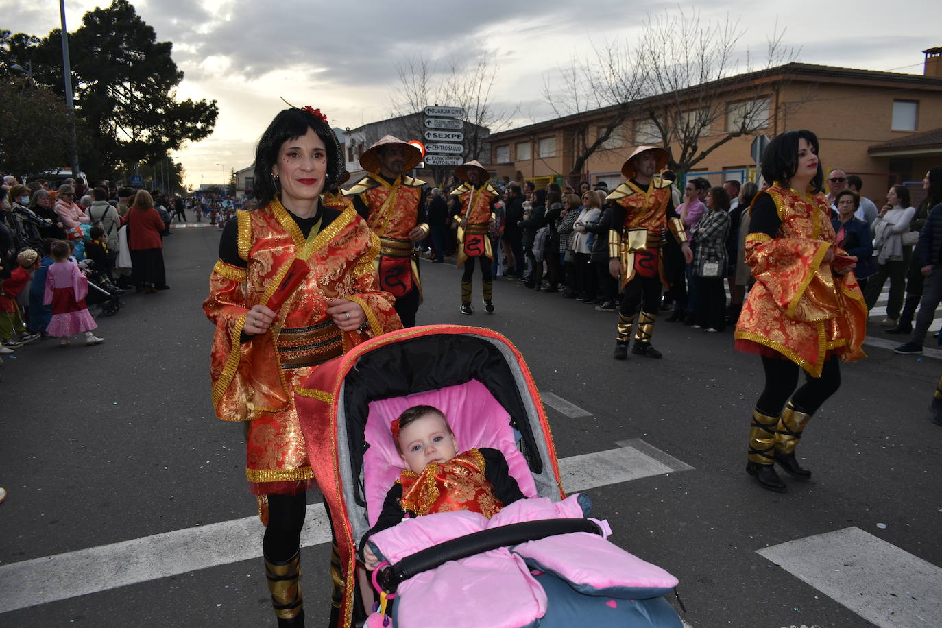 El ritmo, la fantasía y el color del Carnaval llenaron las calles de Miajadas. Más de 700 personas contagiaron su alegría con la mayor diversidad de disfraces y bailes, tanto las comparsas como los participantes individuales y por parejas. Porque sólo el Carnaval es capaz de sacar una sonrisa a todos. 