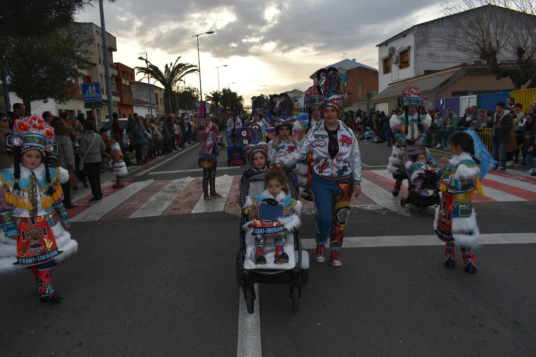 El ritmo, la fantasía y el color del Carnaval llenaron las calles de Miajadas. Más de 700 personas contagiaron su alegría con la mayor diversidad de disfraces y bailes, tanto las comparsas como los participantes individuales y por parejas. Porque sólo el Carnaval es capaz de sacar una sonrisa a todos. 
