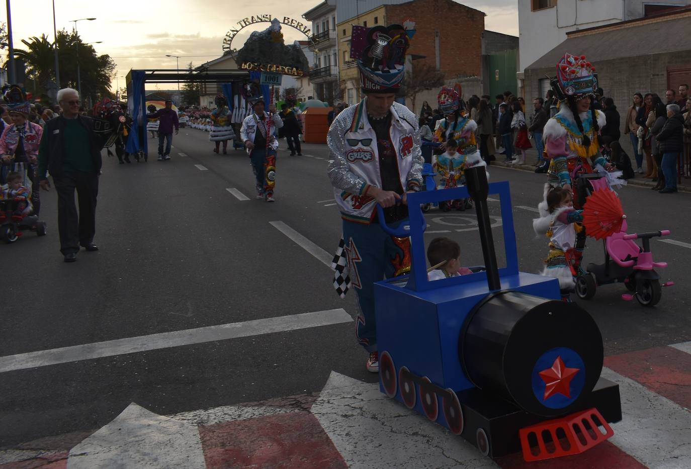 El ritmo, la fantasía y el color del Carnaval llenaron las calles de Miajadas. Más de 700 personas contagiaron su alegría con la mayor diversidad de disfraces y bailes, tanto las comparsas como los participantes individuales y por parejas. Porque sólo el Carnaval es capaz de sacar una sonrisa a todos. 