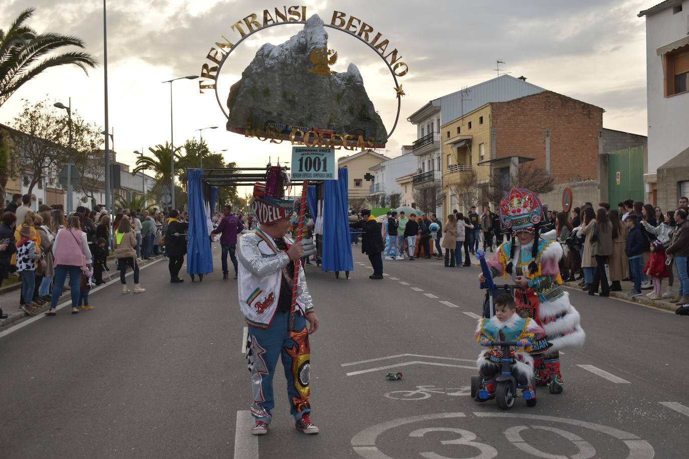El ritmo, la fantasía y el color del Carnaval llenaron las calles de Miajadas. Más de 700 personas contagiaron su alegría con la mayor diversidad de disfraces y bailes, tanto las comparsas como los participantes individuales y por parejas. Porque sólo el Carnaval es capaz de sacar una sonrisa a todos. 