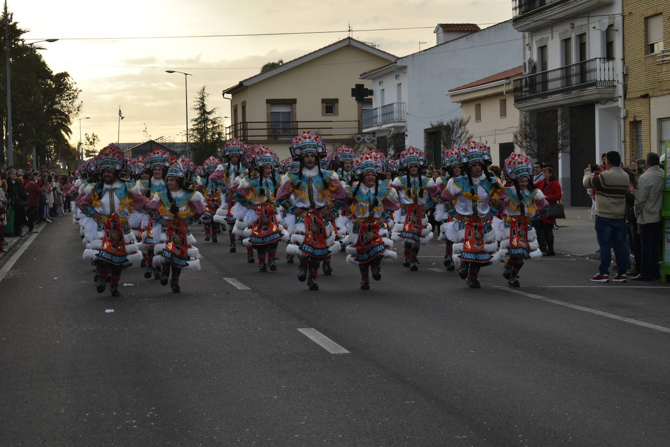 El ritmo, la fantasía y el color del Carnaval llenaron las calles de Miajadas. Más de 700 personas contagiaron su alegría con la mayor diversidad de disfraces y bailes, tanto las comparsas como los participantes individuales y por parejas. Porque sólo el Carnaval es capaz de sacar una sonrisa a todos. 