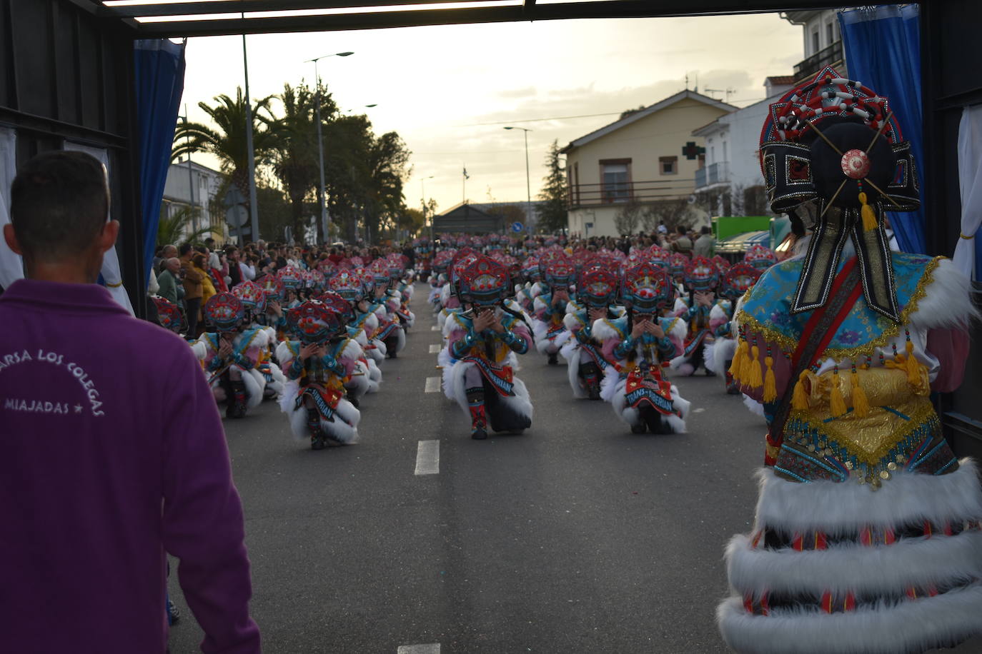 El ritmo, la fantasía y el color del Carnaval llenaron las calles de Miajadas. Más de 700 personas contagiaron su alegría con la mayor diversidad de disfraces y bailes, tanto las comparsas como los participantes individuales y por parejas. Porque sólo el Carnaval es capaz de sacar una sonrisa a todos. 