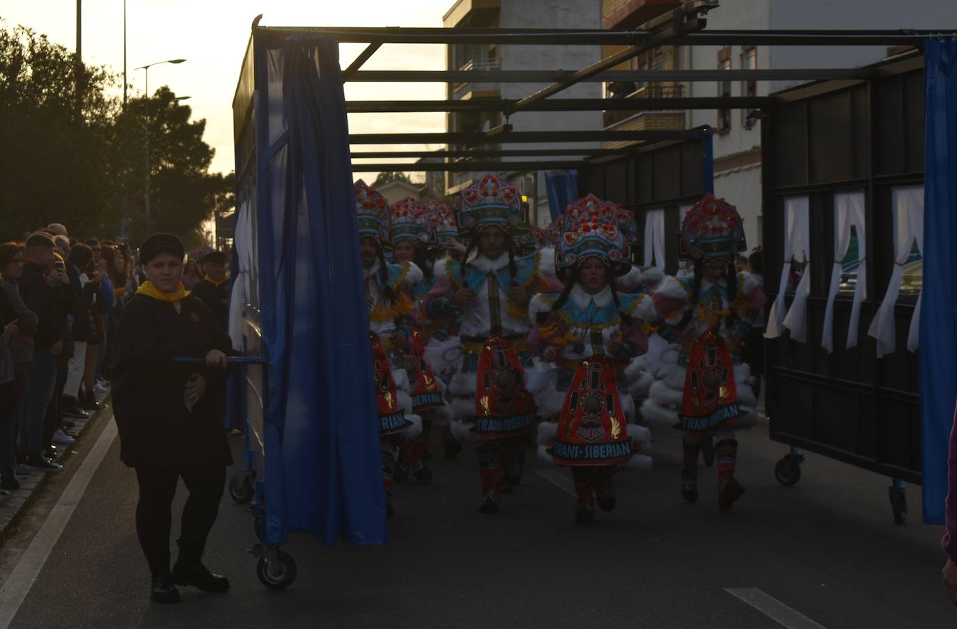 El ritmo, la fantasía y el color del Carnaval llenaron las calles de Miajadas. Más de 700 personas contagiaron su alegría con la mayor diversidad de disfraces y bailes, tanto las comparsas como los participantes individuales y por parejas. Porque sólo el Carnaval es capaz de sacar una sonrisa a todos. 