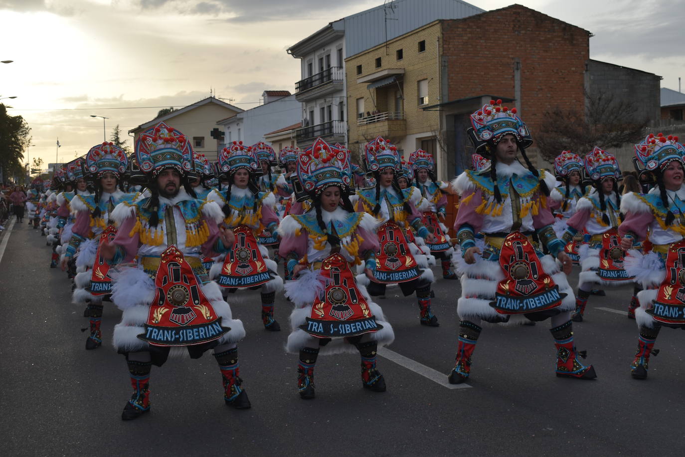 El ritmo, la fantasía y el color del Carnaval llenaron las calles de Miajadas. Más de 700 personas contagiaron su alegría con la mayor diversidad de disfraces y bailes, tanto las comparsas como los participantes individuales y por parejas. Porque sólo el Carnaval es capaz de sacar una sonrisa a todos. 