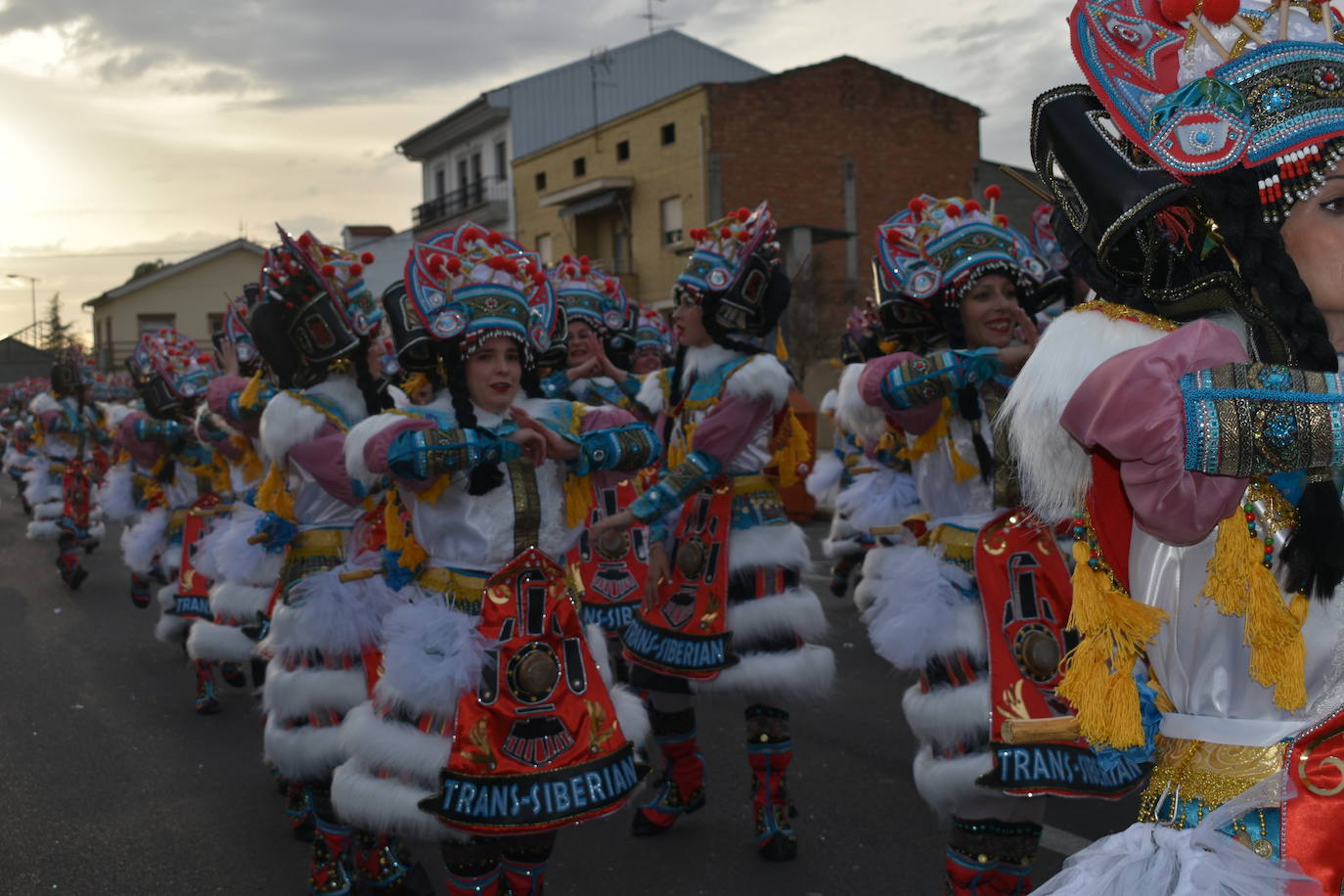 El ritmo, la fantasía y el color del Carnaval llenaron las calles de Miajadas. Más de 700 personas contagiaron su alegría con la mayor diversidad de disfraces y bailes, tanto las comparsas como los participantes individuales y por parejas. Porque sólo el Carnaval es capaz de sacar una sonrisa a todos. 
